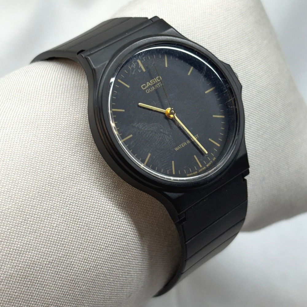 Casio MQ-24 Wristwatch Unisex OS Black Good Analog Resin Gold Accents